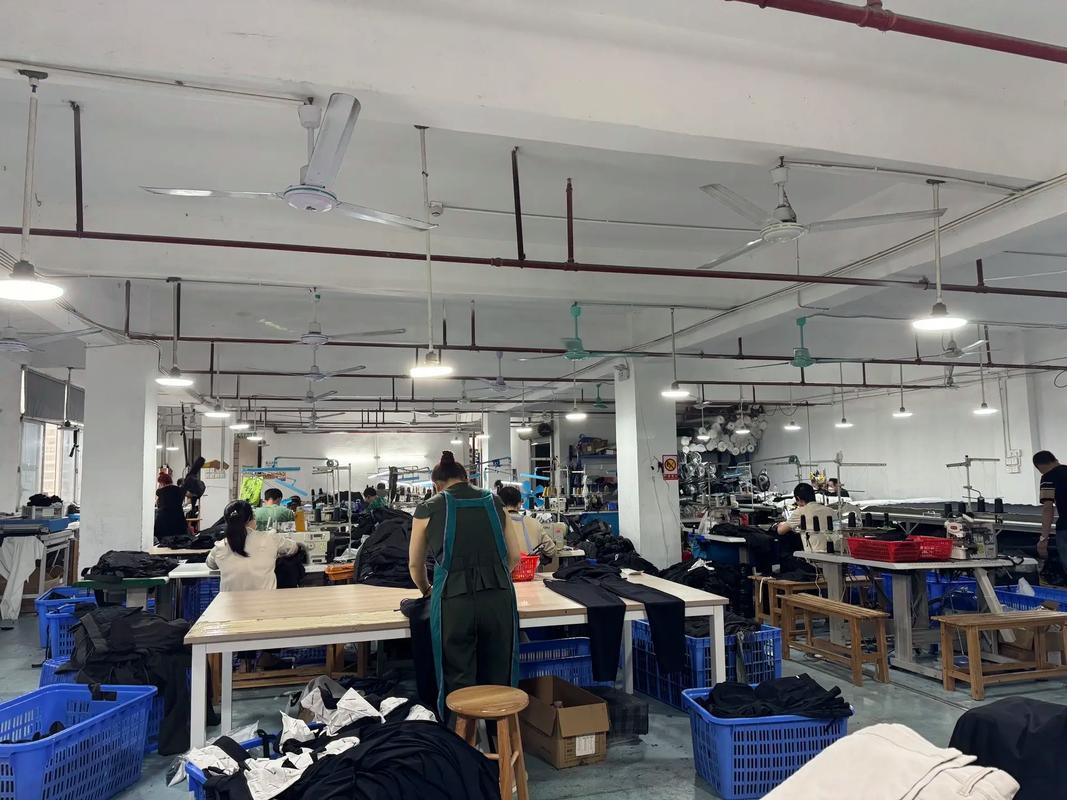 探寻工作一线 走进繁忙的服装厂车间